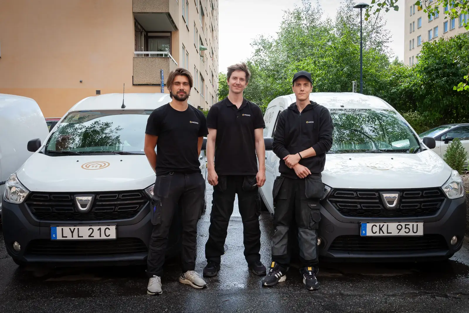 Akonos tekniker framför servicebilarna